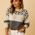 Oversizowy sweter damski z dzianiny w panterkę